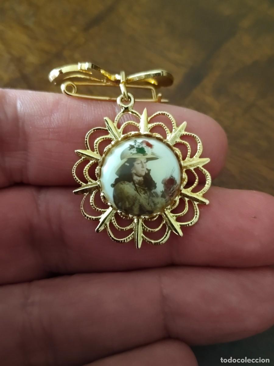 Joyeria: Broche con esmalte de la Virgen de Botoa, Badajoz. - Foto 2