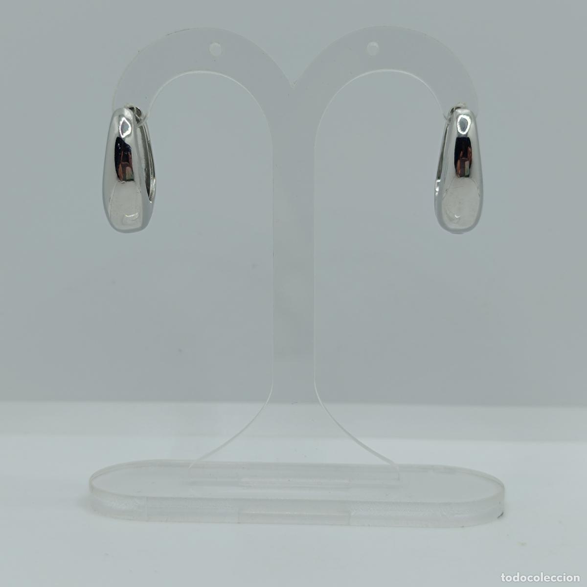 Joyeria: Bonitos pendientes tipo aro bomb&eacute; con acabados en plata. - Foto 2