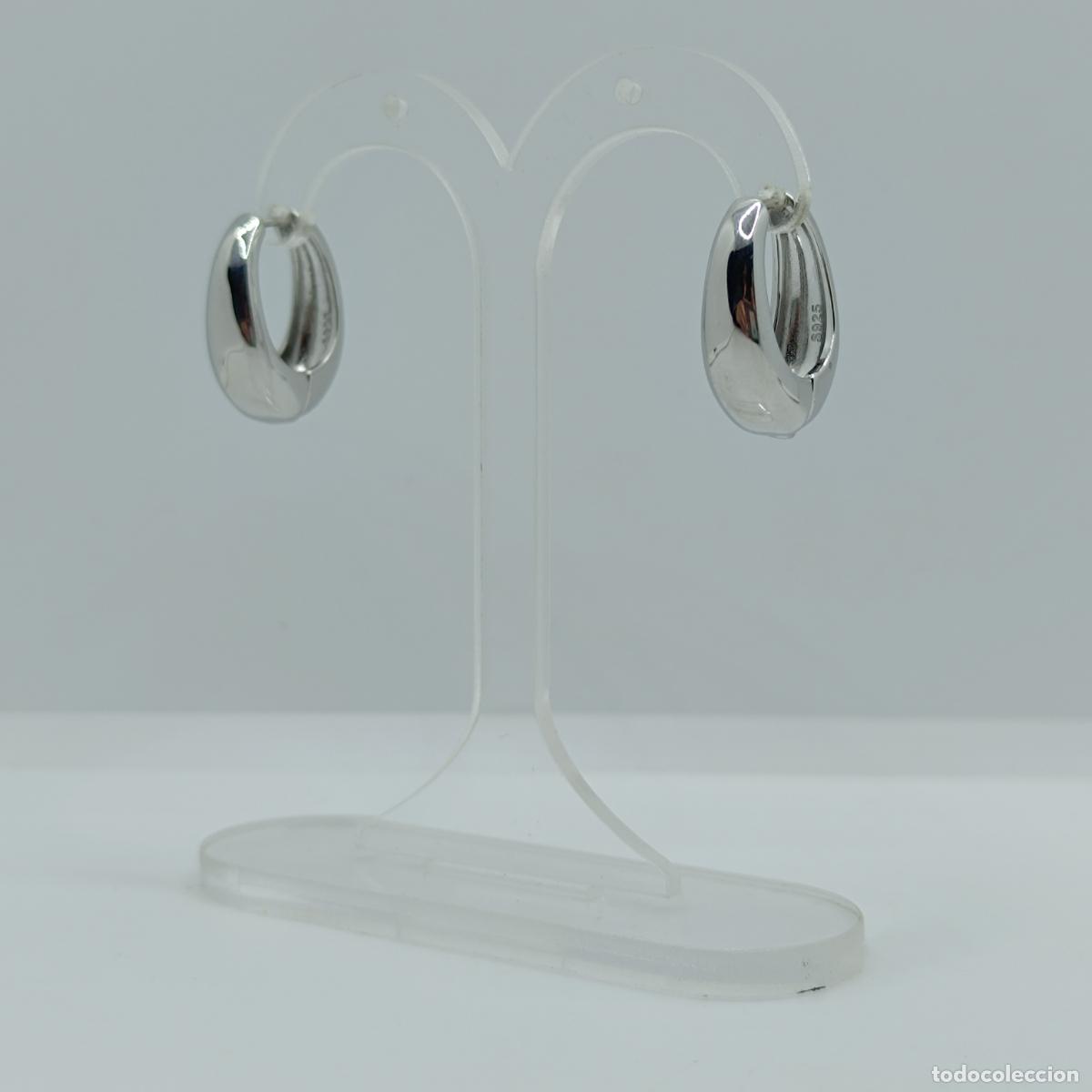 Joyeria: Bonitos pendientes tipo aro bomb&eacute; con acabados en plata. - Foto 1