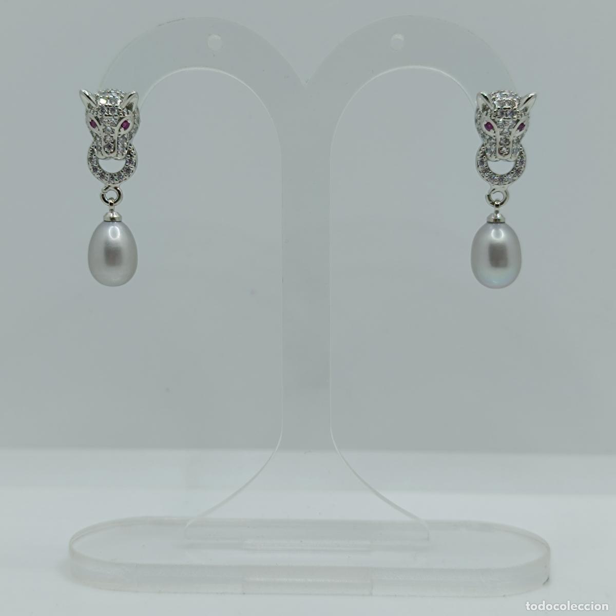 Joyeria: Exquisitos pendientes con cabezas de pantera chapados en oro 18k, circonitas y perla auténticas.
