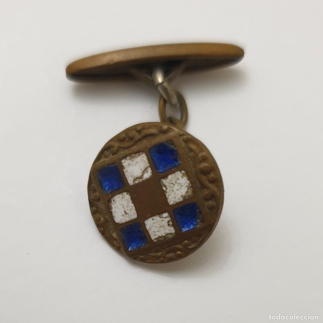 Joyeria: 1 GEMELO VINTAGE DE LATON CON ESMALTES AZULES Y BLANCOS Y BORDES CON LABRADOS 1920 - 1950