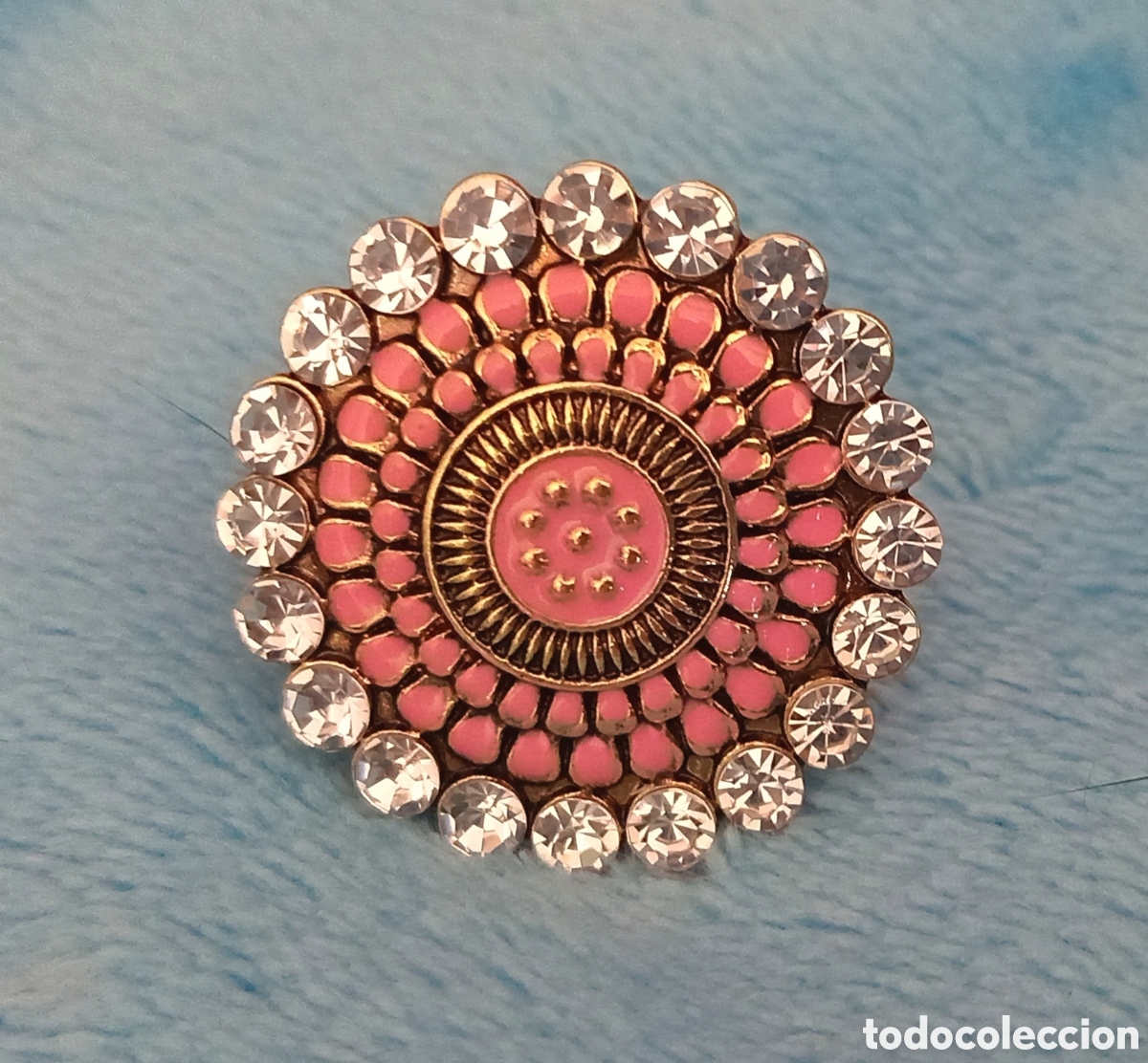 Joyeria: Original anillo dorado con incrustaciones brillantes y esmaltado rosa Ajustable. 3cm di&aacute;m muy bonito