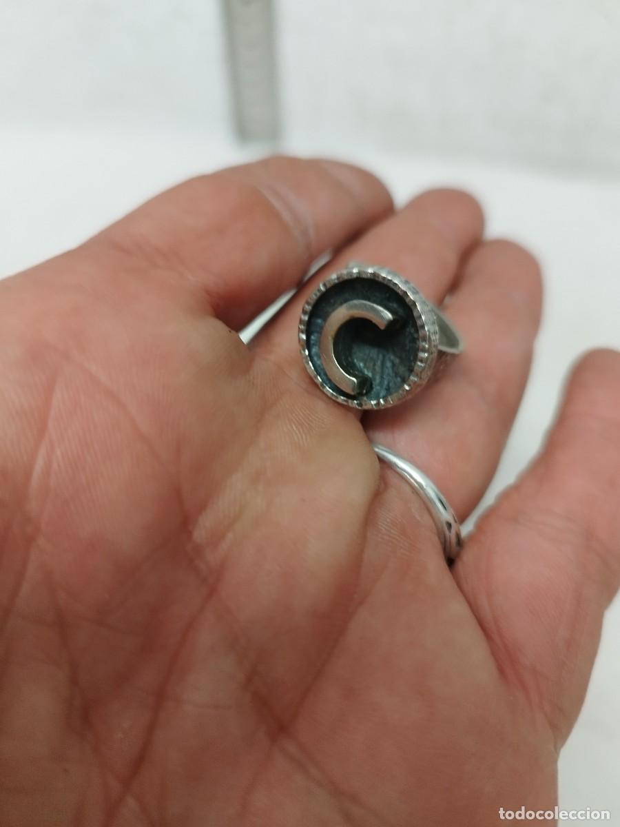 Joyeria: Antiguo anillo con la letra c - Foto 1
