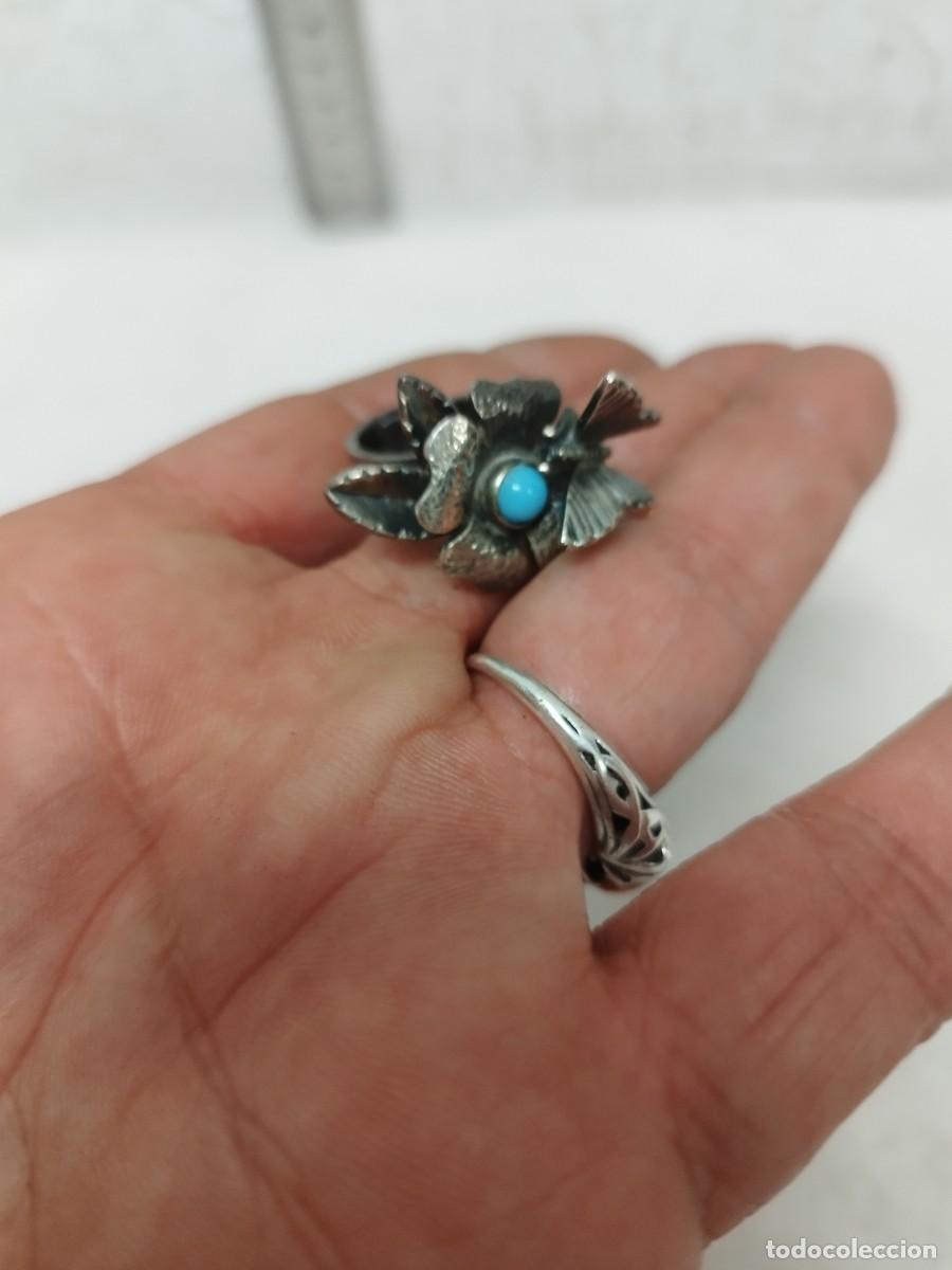Joyeria: Antiguo anillo con flor y mariposa. - Foto 1