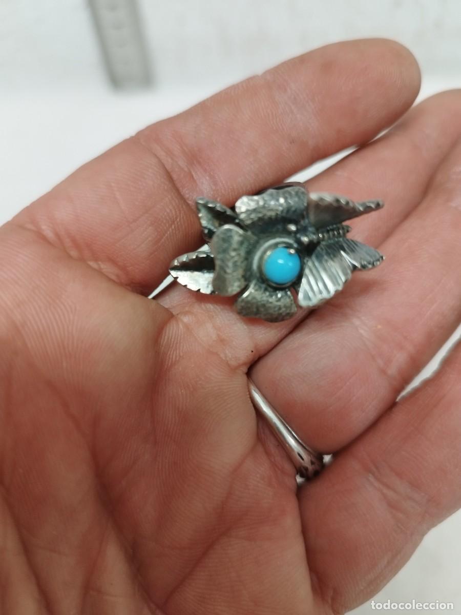Joyeria: Antiguo anillo con flor y mariposa. - Foto 2