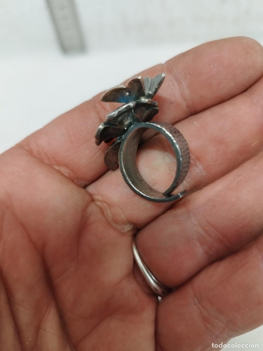 Joyeria: Antiguo anillo con flor y mariposa. - Foto 4