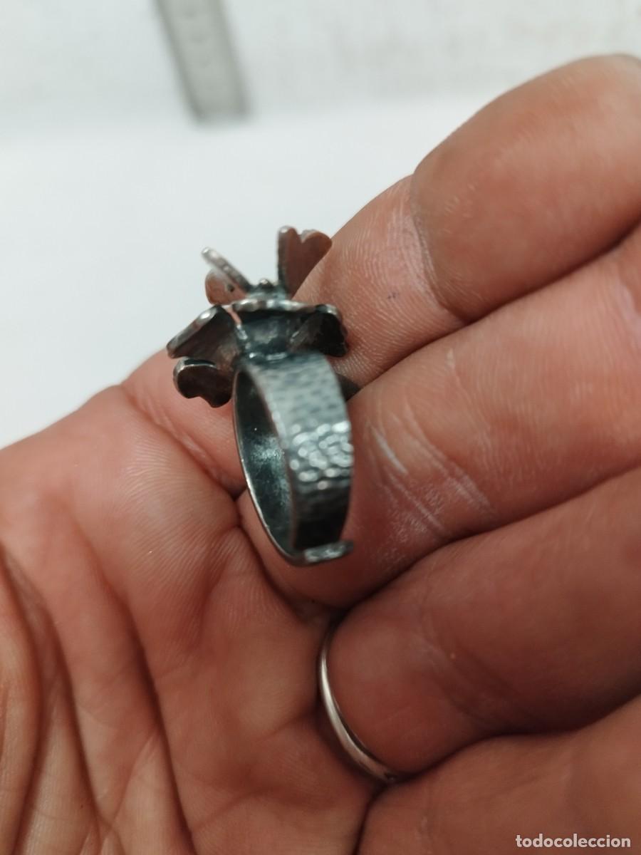 Joyeria: Antiguo anillo con flor y mariposa. - Foto 6