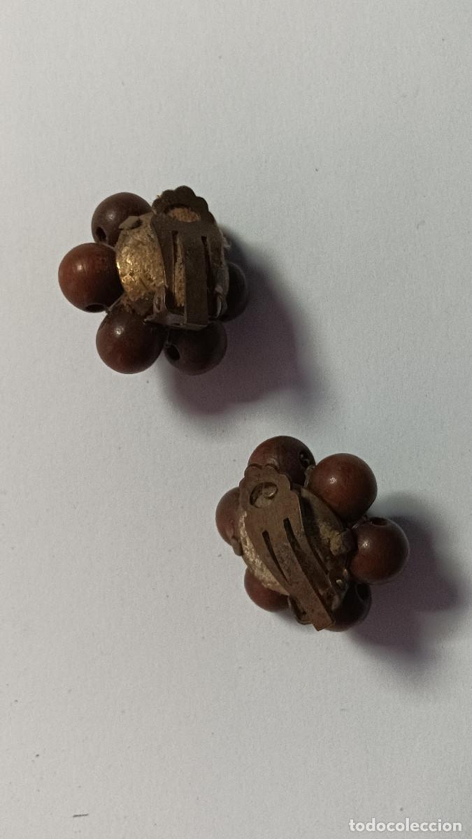 Joyeria: Pendientes de pinza hechos con bolas de madera A&ntilde;os 60 - Foto 2