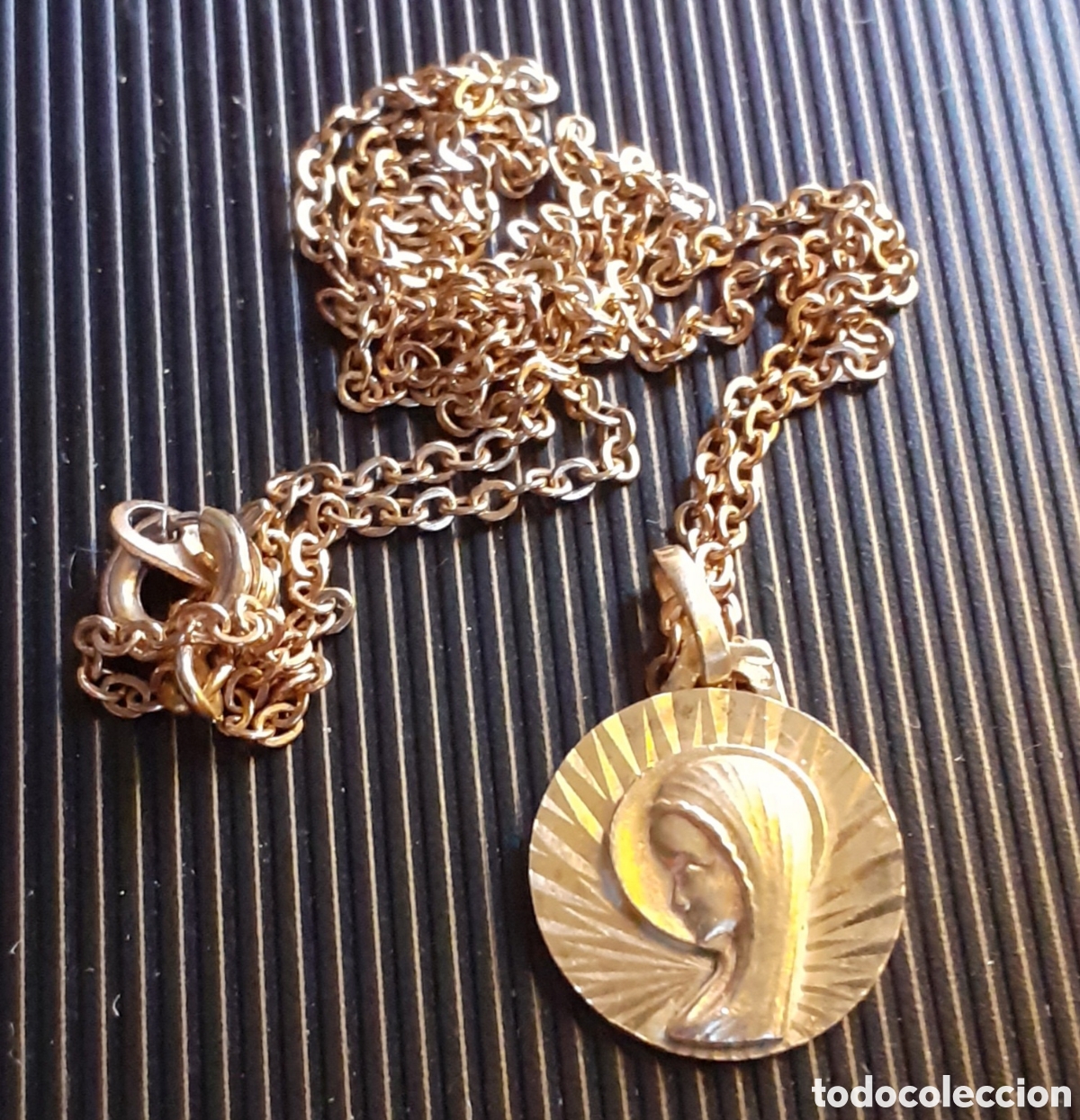 Joyeria: Colgante con medala de una Virgen - Foto 1