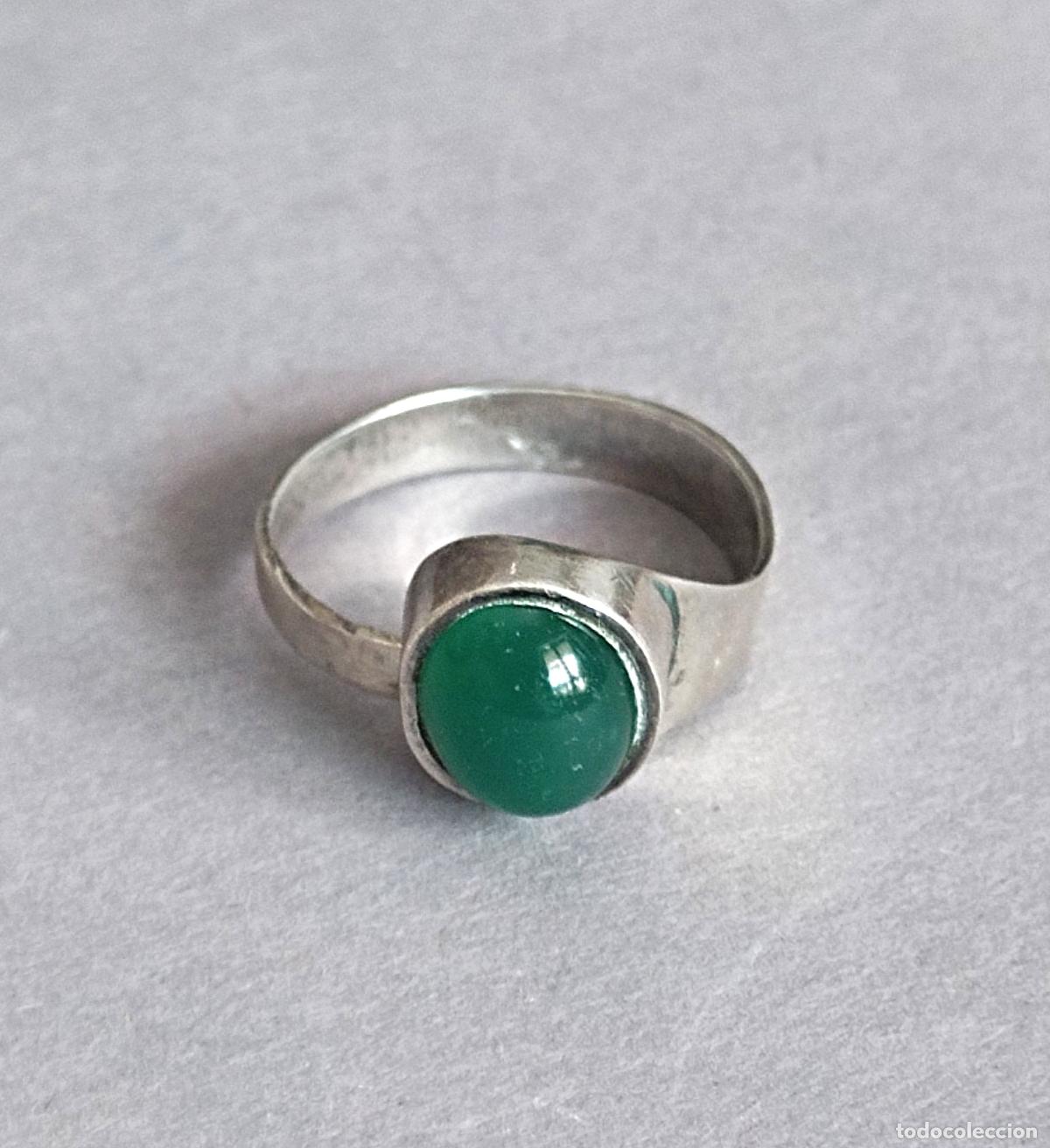 Joyeria: Anillo de plata de ley contrastada con piedra verde. Ajustable. - Foto 2