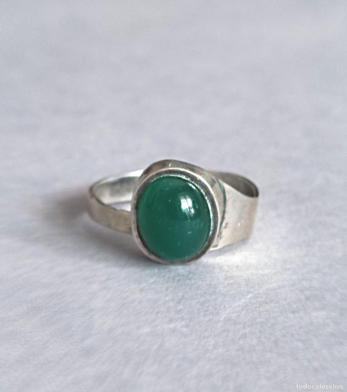 Joyeria: Anillo de plata de ley contrastada con piedra verde. Ajustable. - Foto 1