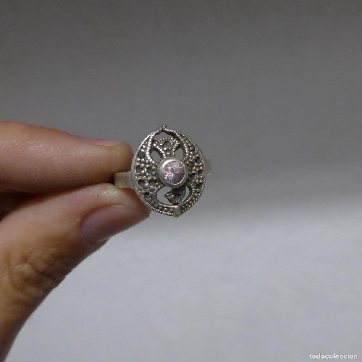 Joyeria: Antiguo anillo de plata con pedreria a identificar - Foto 1