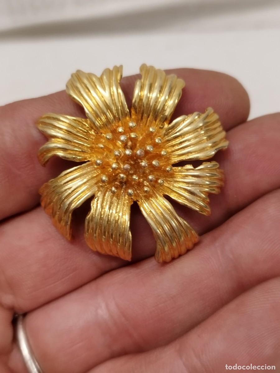 Joyeria: Antiguo broche de una flor, con el cierre a restaurar. - Foto 2