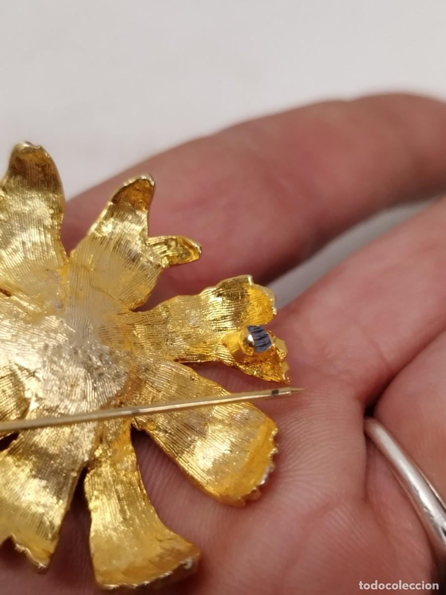 Joyeria: Antiguo broche de una flor, con el cierre a restaurar. - Foto 4