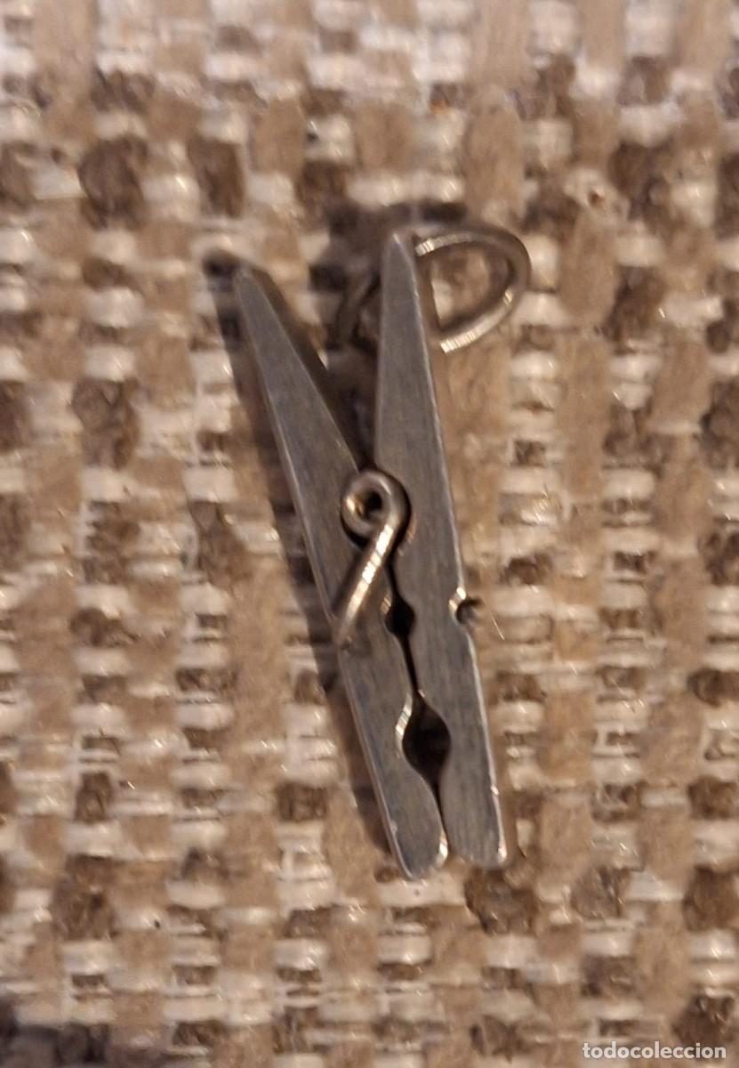 Joyeria: Colgante de plata en forma de pinza de tender ropa - Foto 1