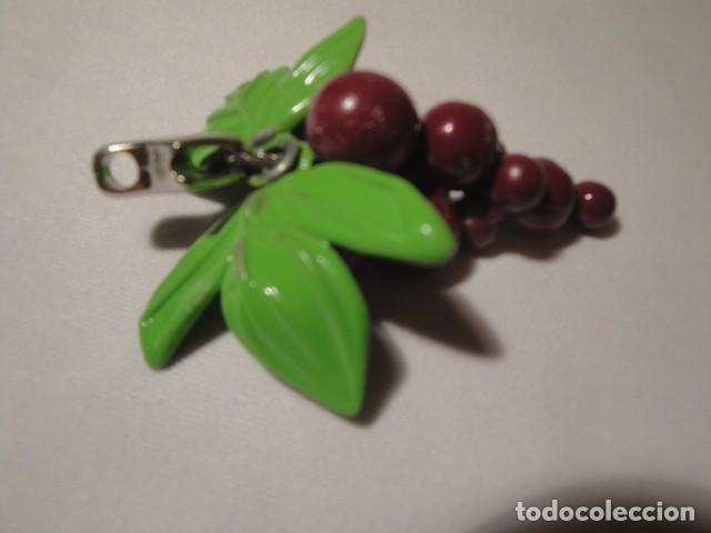 Joyeria: Colgante met&aacute;lico, racimo de uva. - Foto 3