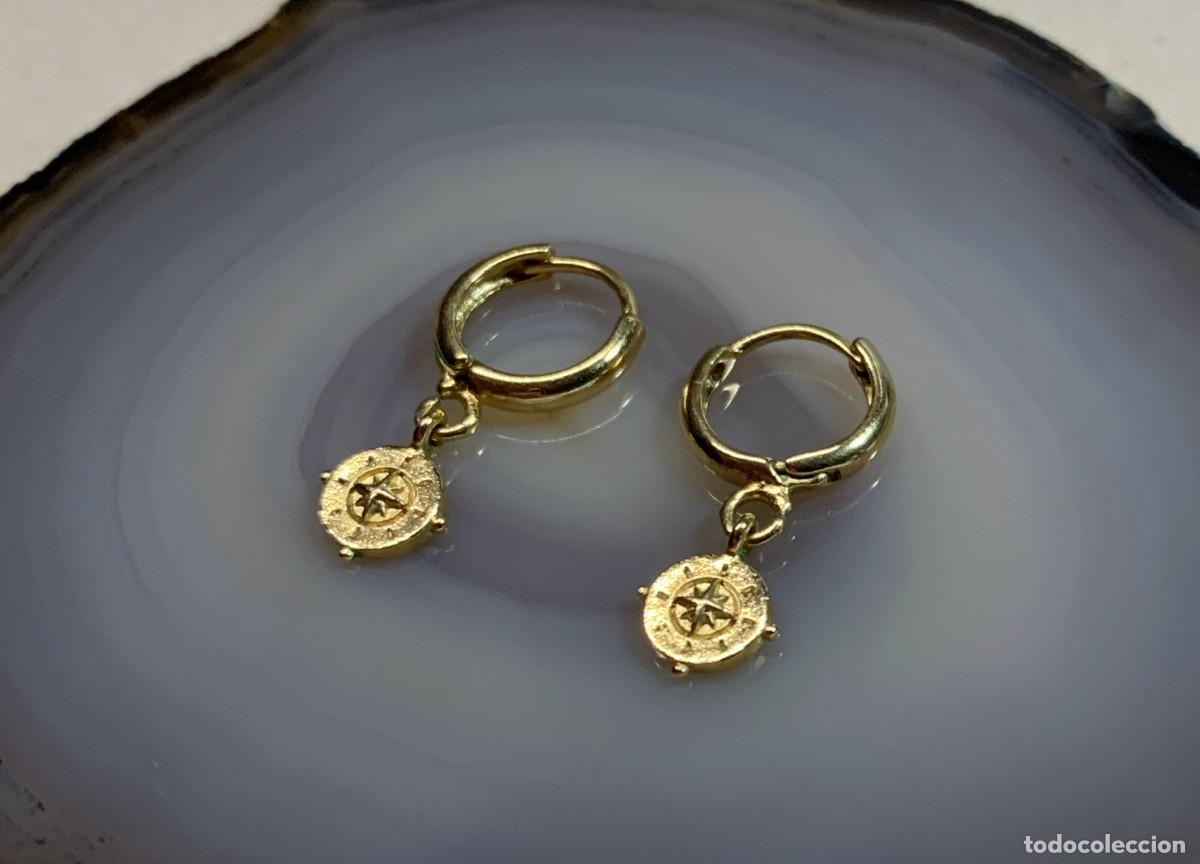 Joyeria: Pendientes de aro con dije de br&uacute;jula dorada - Foto 1