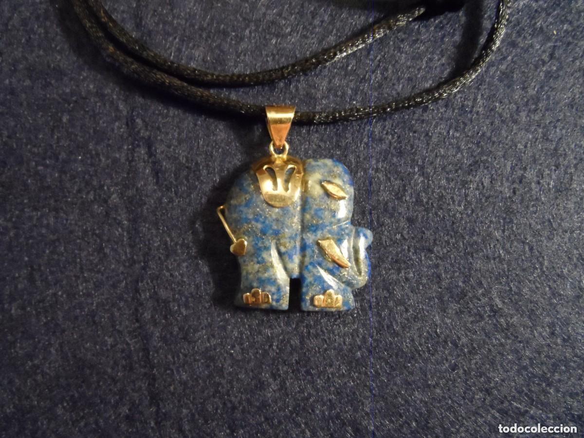Joyeria: COLGANTE DE UN ELEFANTE TALLADO EN LAPISLAZULI CON REASA Y DETALLES DE ORO 18 KTES. MED. 36 x 27 MM