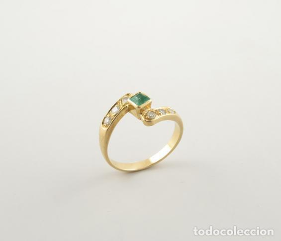 Joyeria: Sortija oro, esmeralda y brillantes - Foto 2