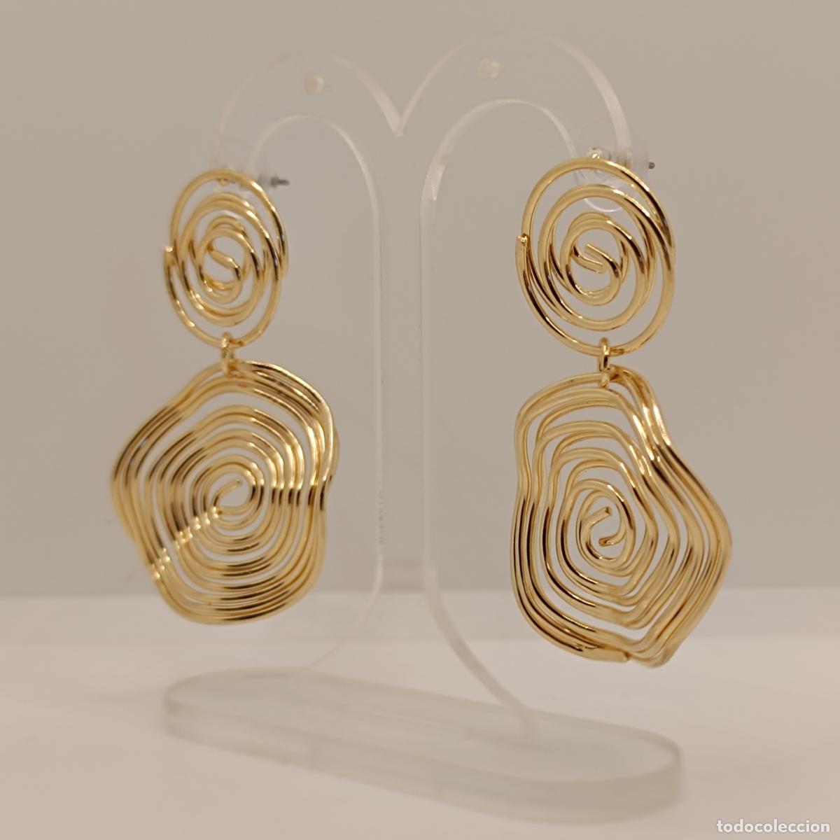 Joyeria: Sofisticados pendientes de dise&ntilde;o original con acabados en oro. - Foto 2