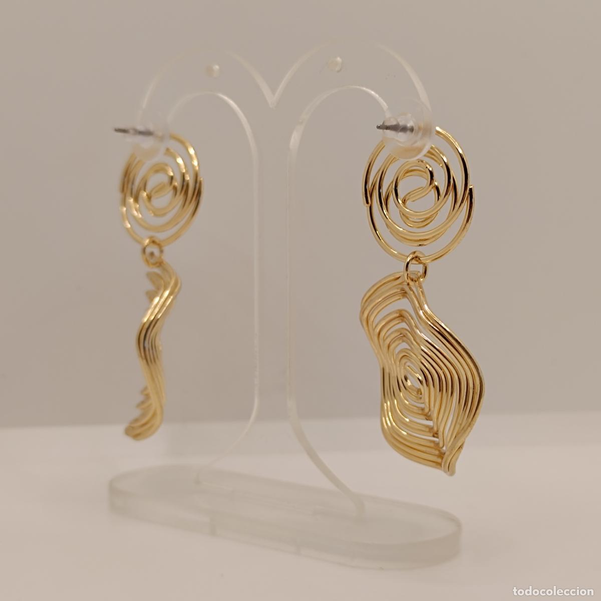 Joyeria: Sofisticados pendientes de dise&ntilde;o original con acabados en oro. - Foto 3