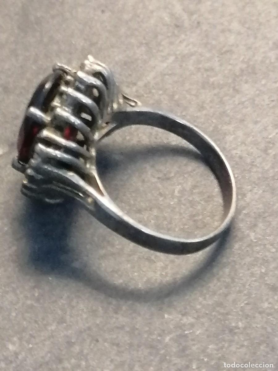 Joyeria: Antiguo anillo de plata con granate engarzado - Foto 2