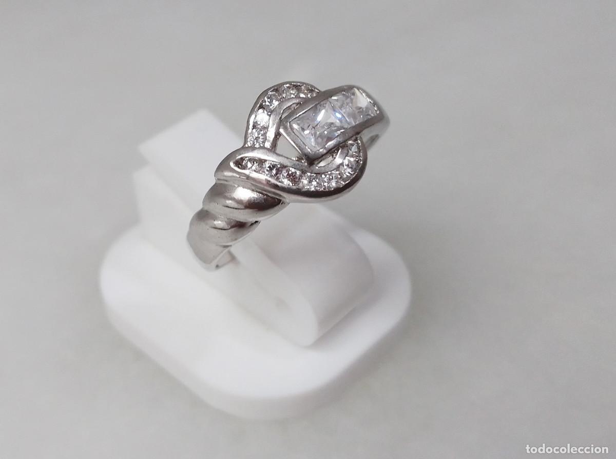 Joyeria: Anillo cl&aacute;sico de plata de ley con circonitas. - Foto 1