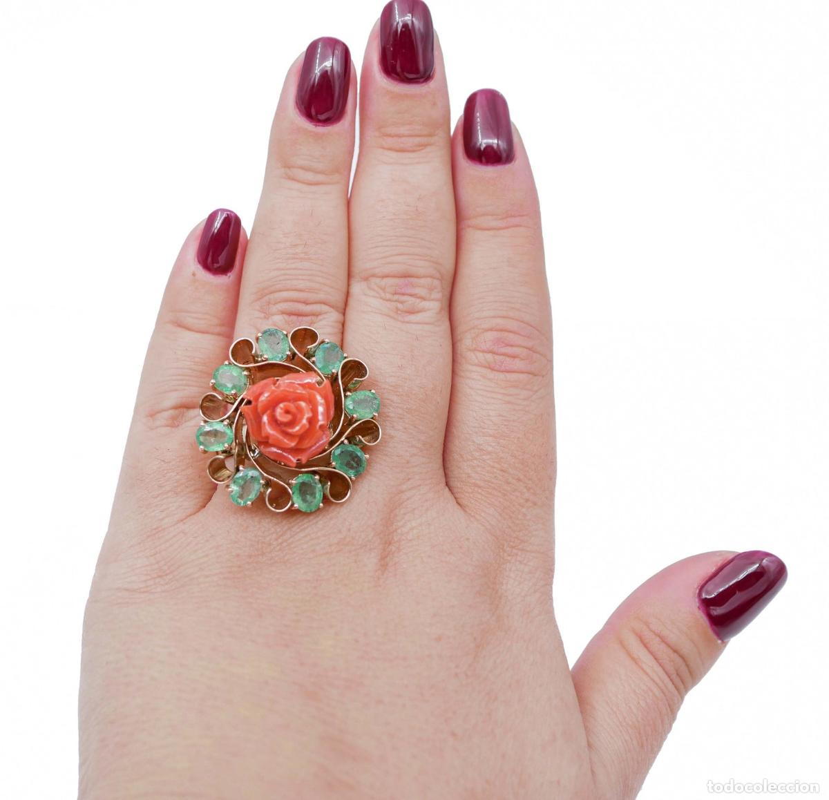 Joyeria: Anillo de coral, esmeraldas y oro rosa - Foto 2