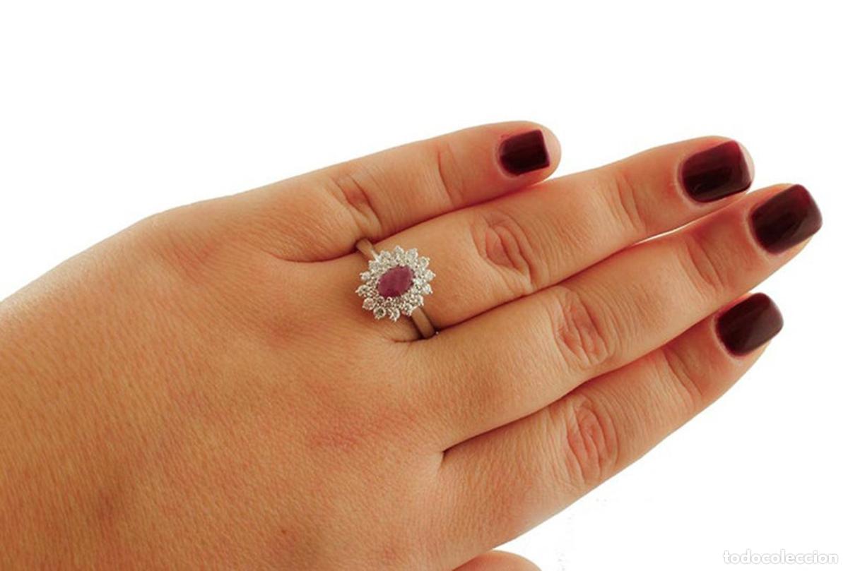 Joyeria: Anillo de compromiso de oro blanco de 18 quilates con rub&iacute; y diamantes - Foto 2
