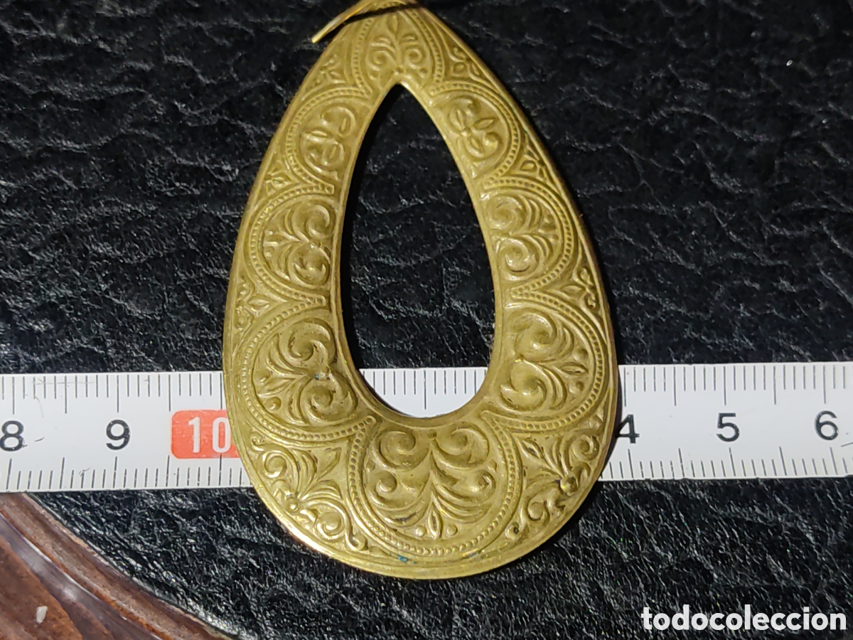Joyeria: Pendientes Art Deco de lat&oacute;n repujado. - Foto 3