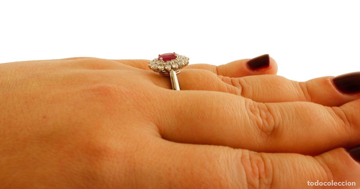 Joyeria: Anillo de compromiso de oro blanco de 18 quilates con rub&iacute; y diamantes - Foto 10