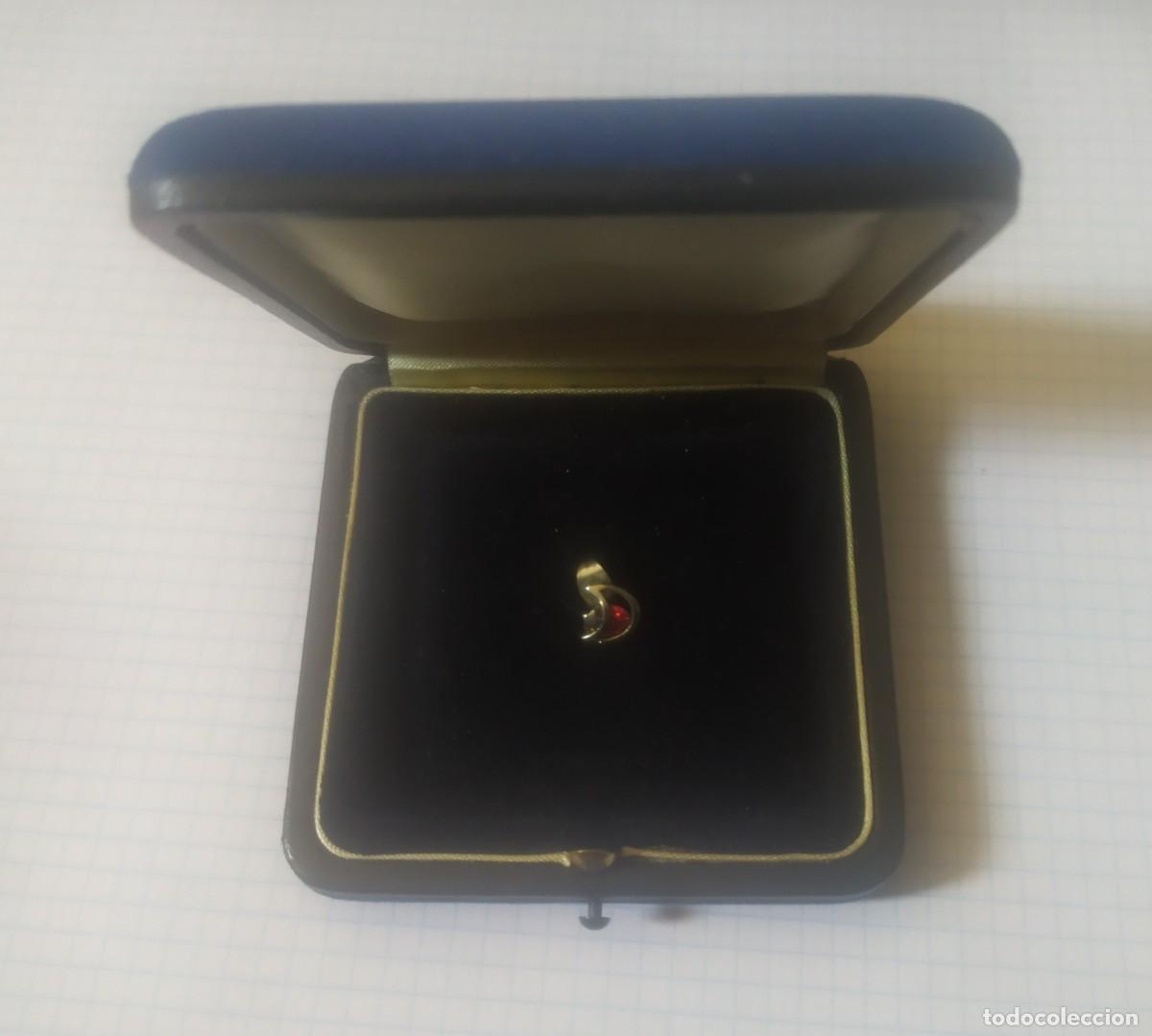 Joyeria: Pendiente rojo, con forma de media luna, en cajita - Foto 2