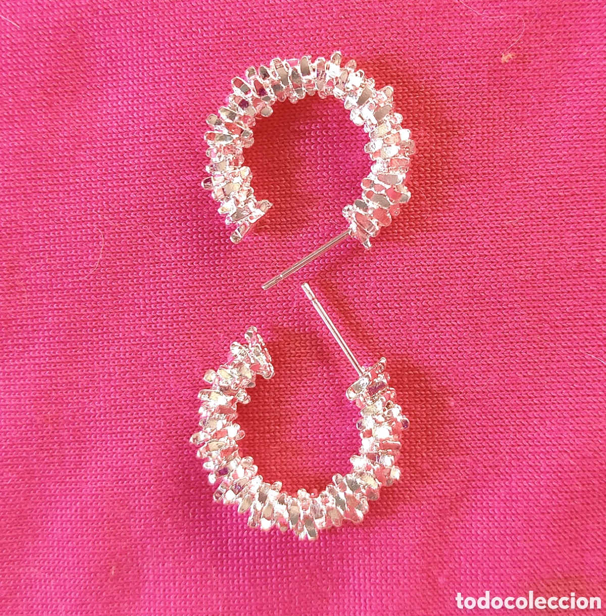 Gioielleria: Originales pendientes de aro, aretes plateados con tachuelas brillantes 2cm di&aacute;m. Muy bonitos