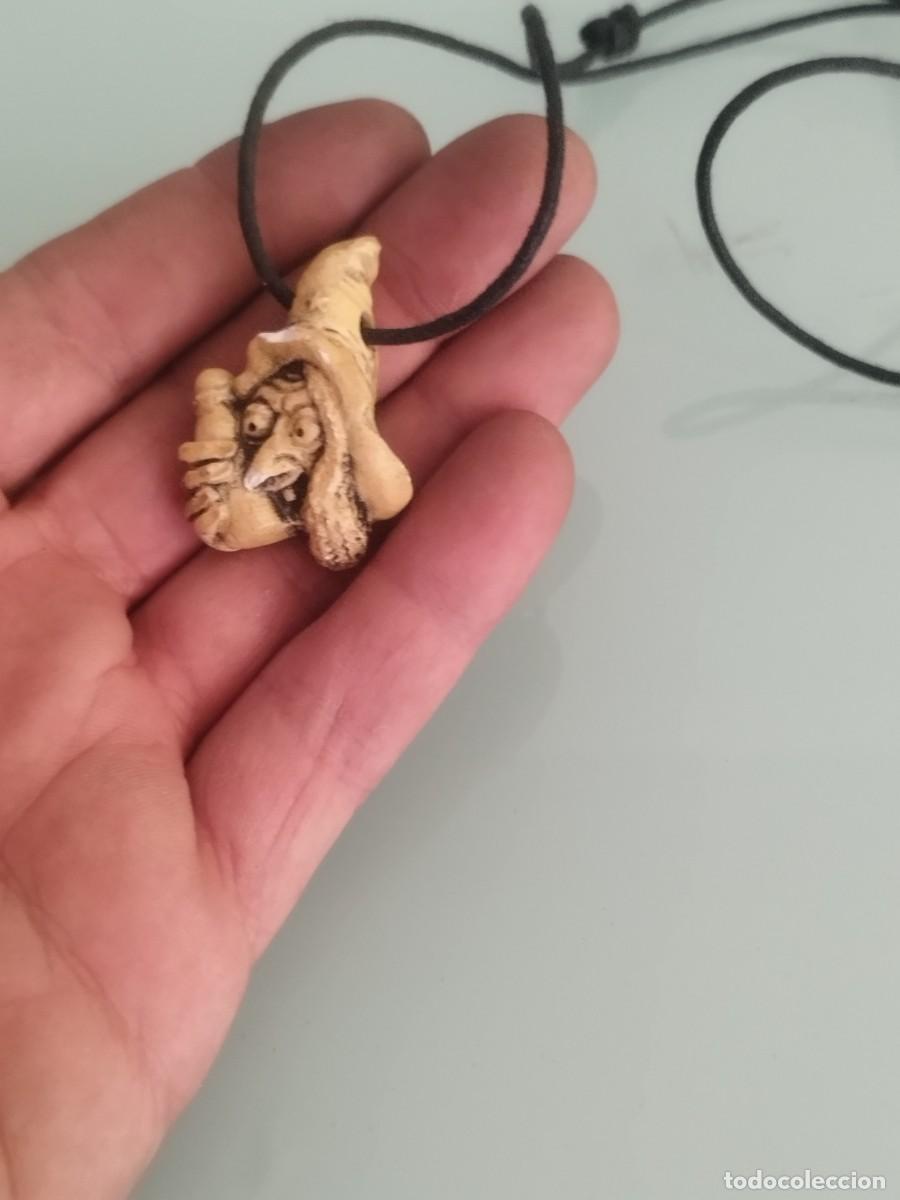 Joyeria: Colgante de una bruja en pasta y con cord&oacute;n. - Foto 1