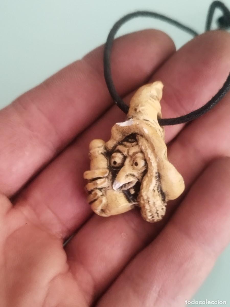 Joyeria: Colgante de una bruja en pasta y con cord&oacute;n. - Foto 2