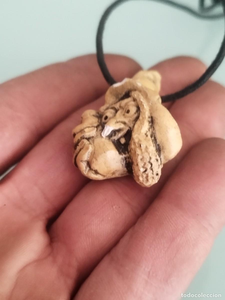 Joyeria: Colgante de una bruja en pasta y con cord&oacute;n. - Foto 3