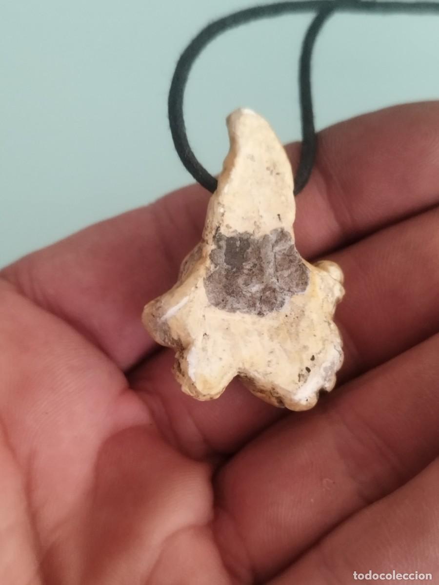 Joyeria: Colgante de una bruja en pasta y con cord&oacute;n. - Foto 4