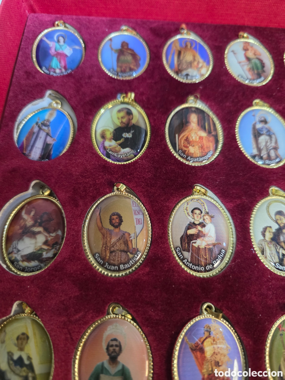 Joyeria: 30 medallas de Santos chapadas en oro - Foto 2
