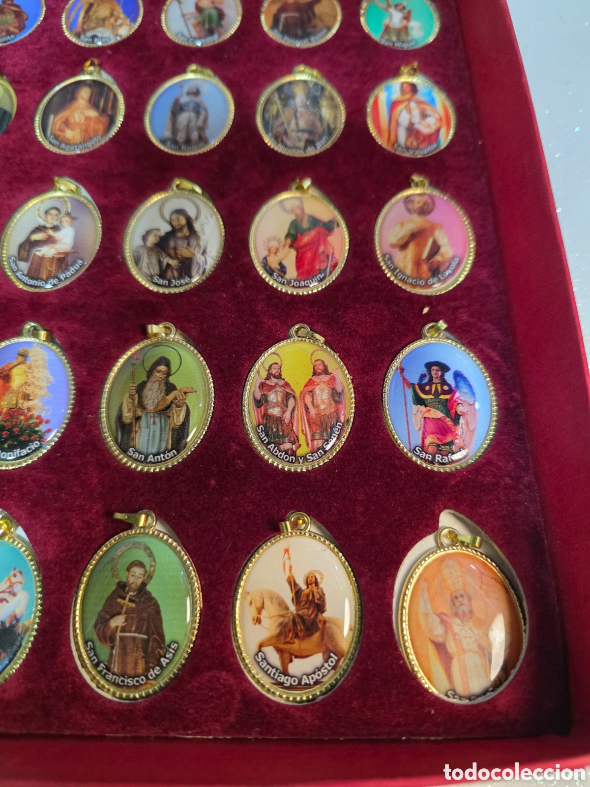 Joyeria: 30 medallas de Santos chapadas en oro - Foto 3