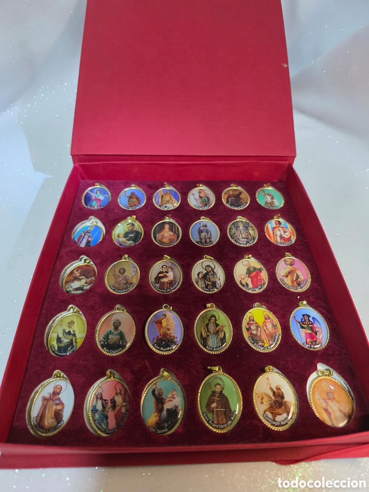 Joyeria: 30 medallas de Santos chapadas en oro - Foto 1