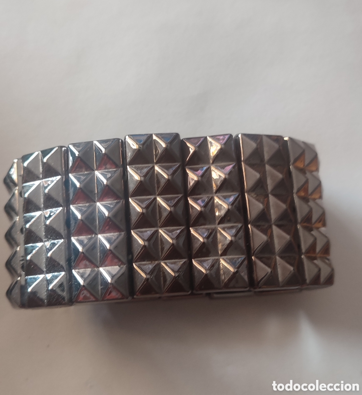 Joyeria: Pulsera de pl&aacute;stico plateada con tachuelas - Foto 2