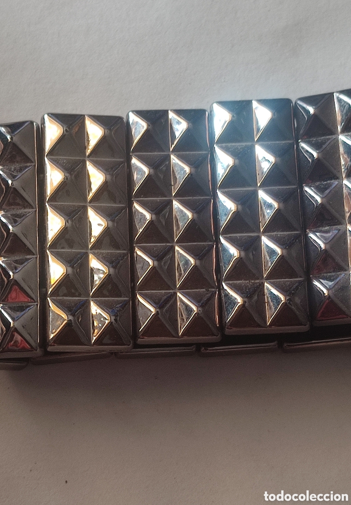 Joyeria: Pulsera de pl&aacute;stico plateada con tachuelas - Foto 3