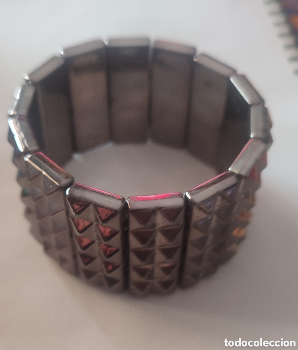Joyeria: Pulsera de pl&aacute;stico plateada con tachuelas - Foto 1