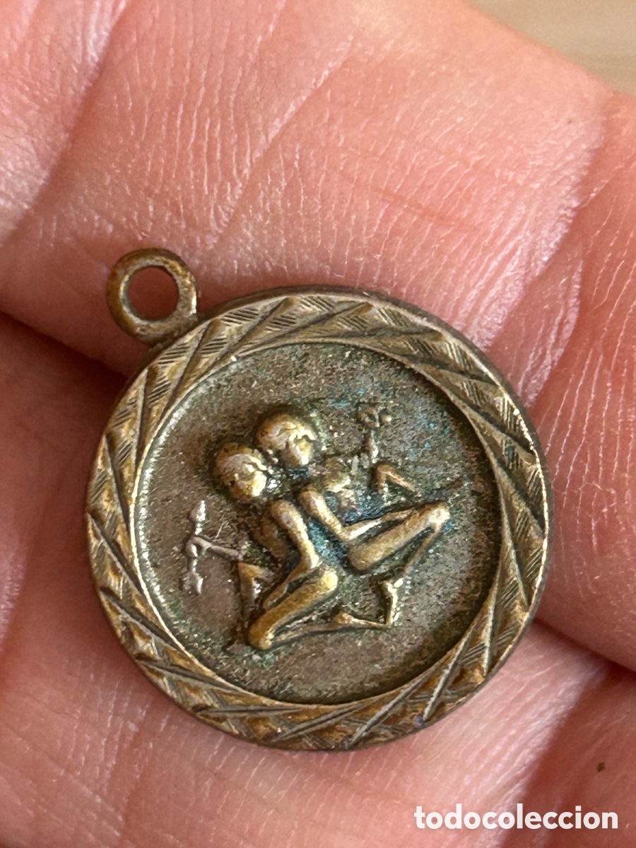 Joyeria: Antigua medalla g&eacute;minis - Foto 2