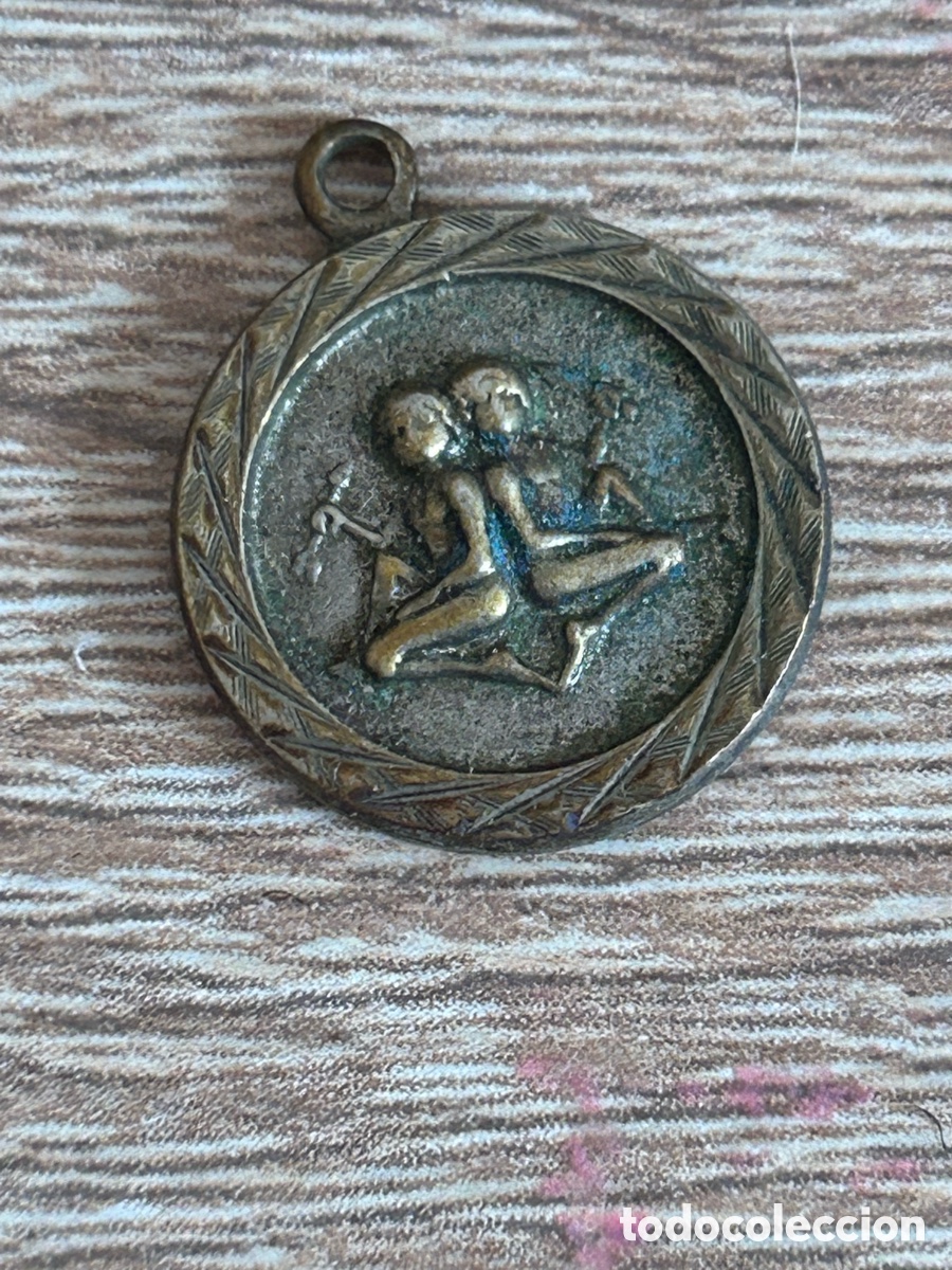 Joyeria: Antigua medalla g&eacute;minis - Foto 1