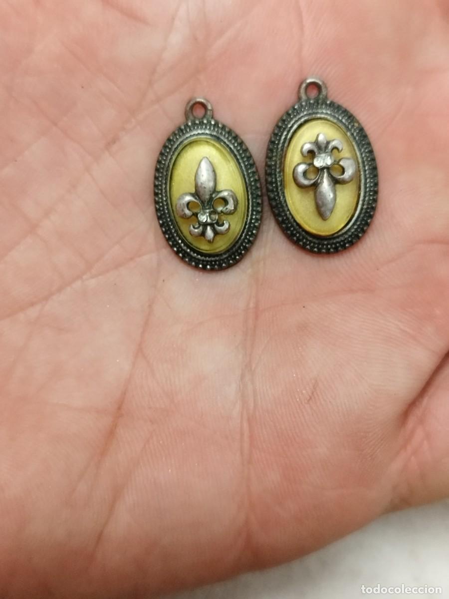 Joyeria: Antiguo par de colgantes con la flor de Lis. - Foto 1