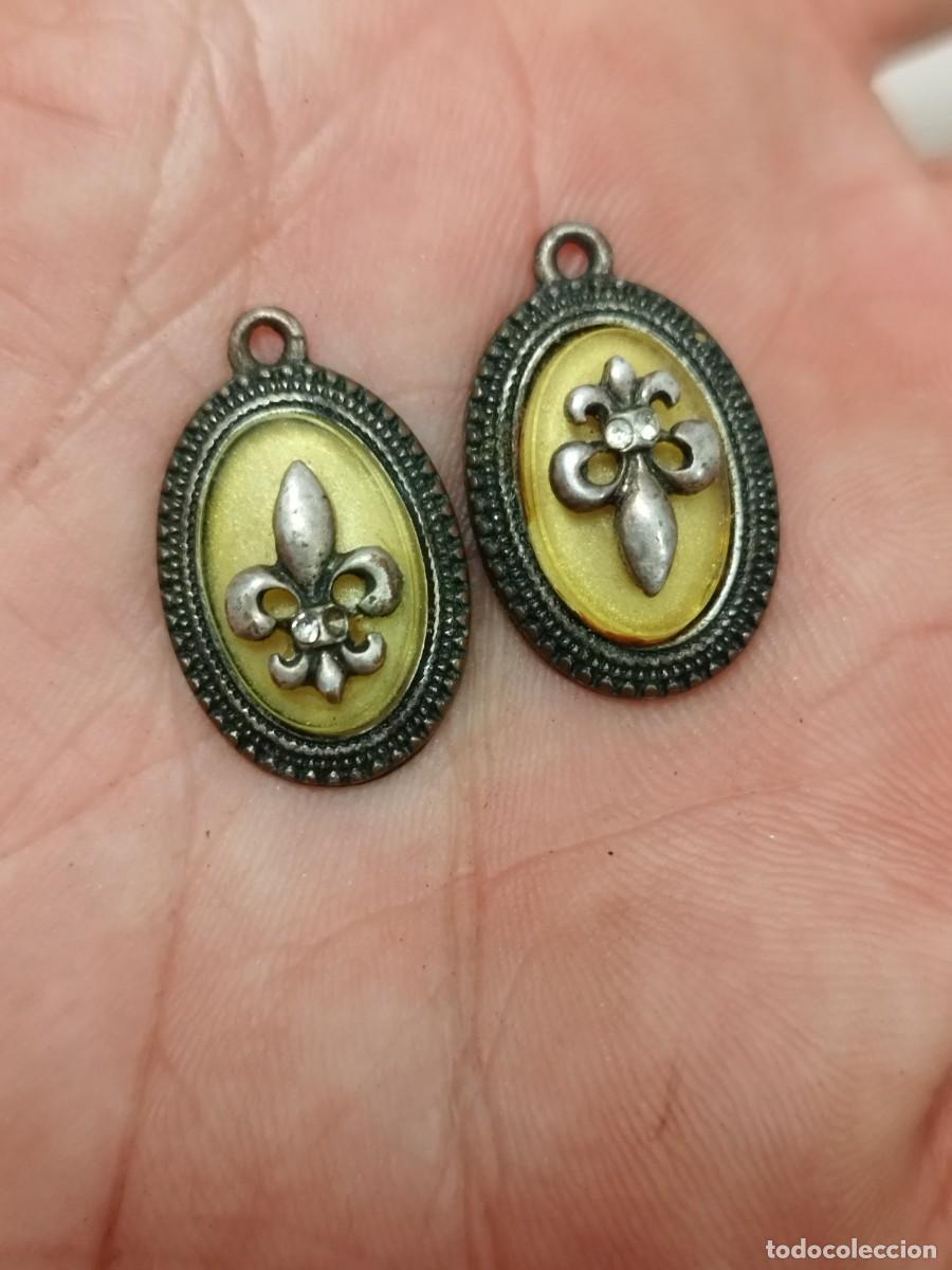 Joyeria: Antiguo par de colgantes con la flor de Lis. - Foto 2