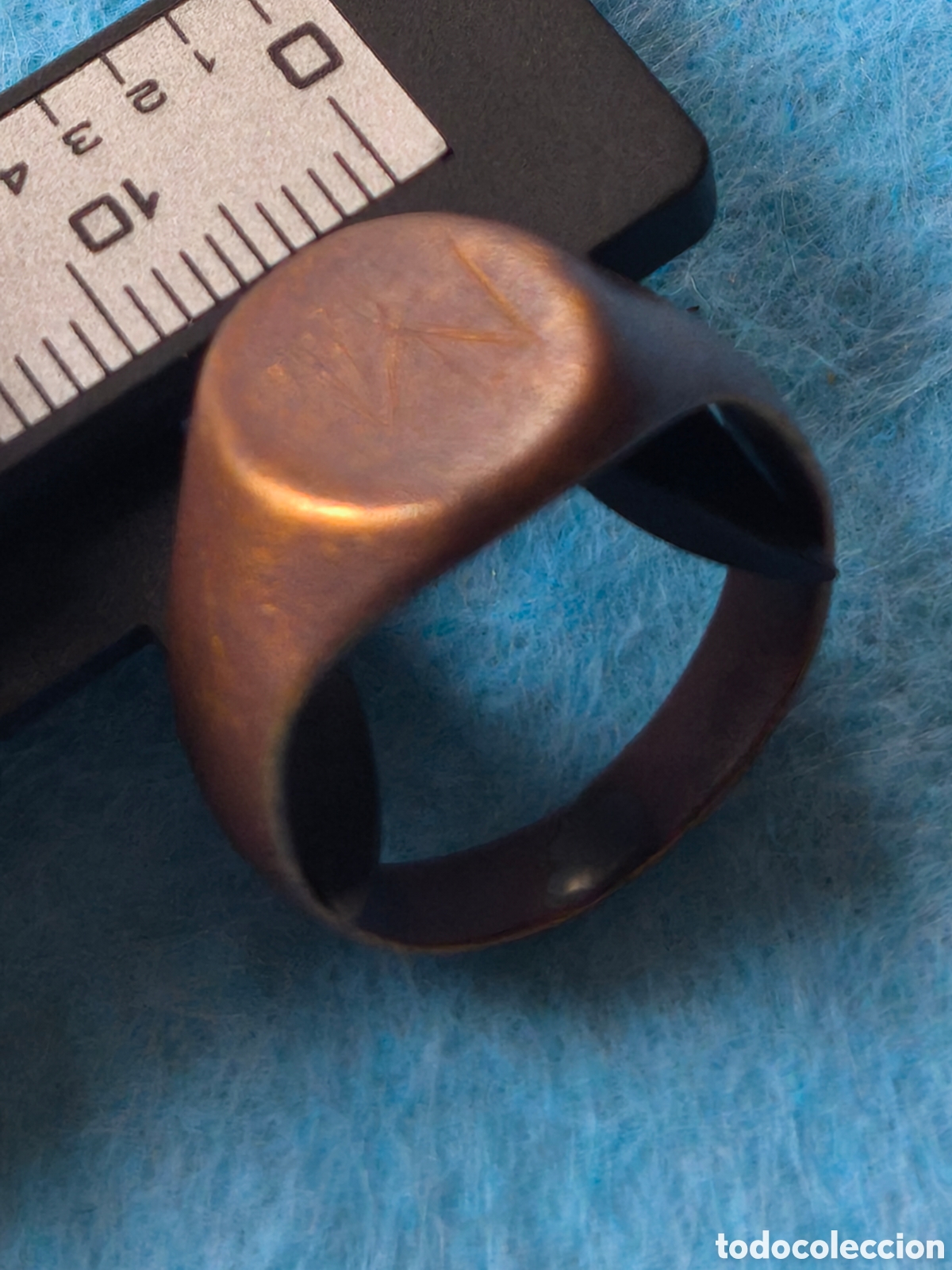 Joyeria: Anillo cobre con M tallada rallada antiguo