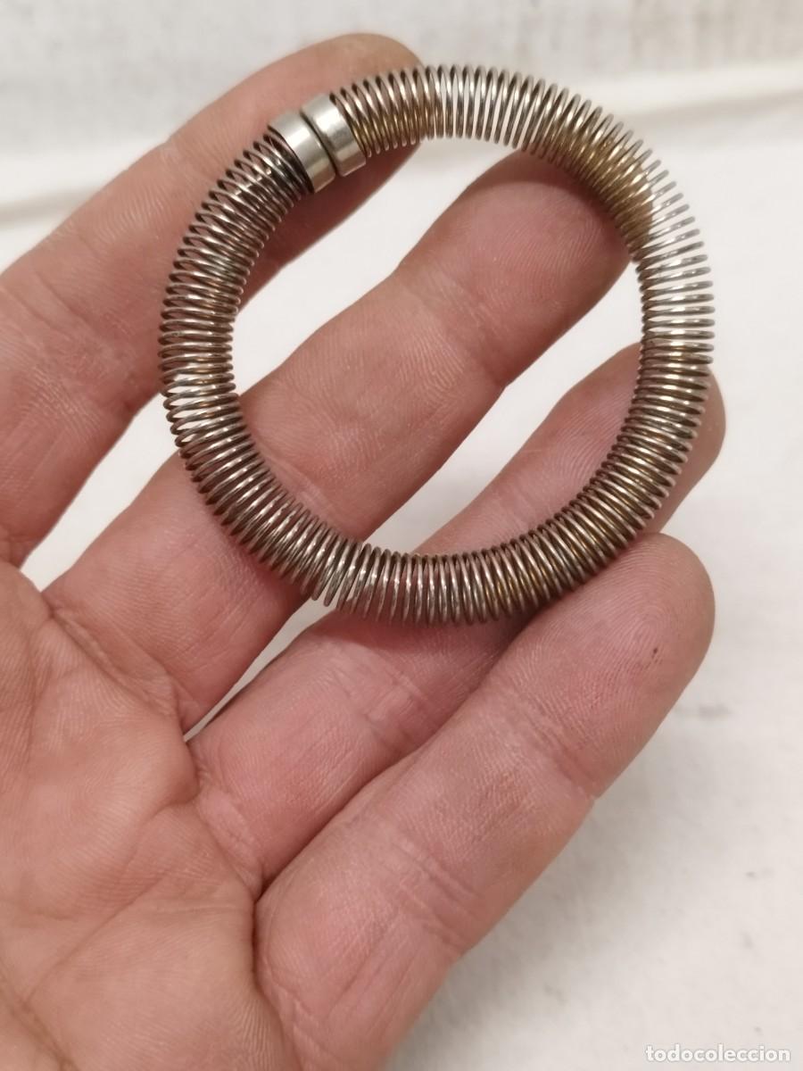 Joyeria: Antigua pulsera tipo muelle de metal, cord&oacute;n. - Foto 1