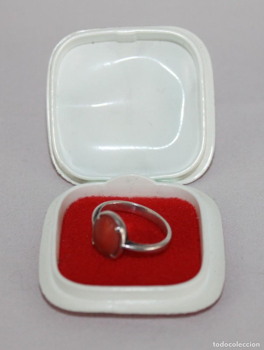 Joyeria: Antiguo anillo de plata con cabuj&oacute;n de coral. - Foto 1